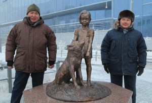 В Якутии установлена скульптура девочки с собакой