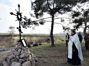 Байкеры установили необычный Поклонный крест на севастопольской дороге
