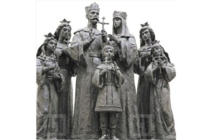 Памятник Семье Царственных Страстотерпцев установлен в Дивеево