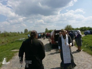 Раскольники едва не утопили автомобиль священника на Украине