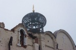 Сотни православных христиан пришли помолиться в один из разрушенных монастырей Донецка