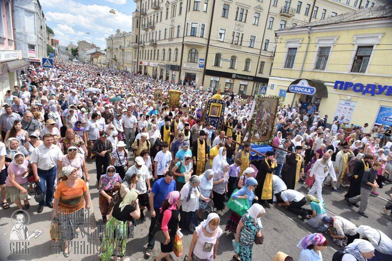 Многотысячный Крестный ход идет по Украине