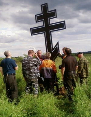 Ельничний поклонный крест на месте расстрела священнослужителей