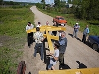 Установка поклонного креста  в селе Пежма Вельского района Архангельской области