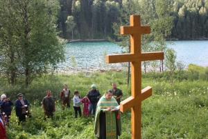 Поклонный крест  в поселке Обозерский у озере Каль на месте часовни в честь Рождества Иоанна Предтечи