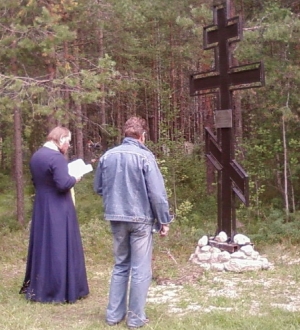 Поклонный крест распятому русскому крестьянству