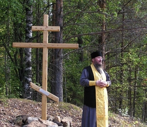 Поклонный крест установленный на месте разрушенной церкви во имя святого Афанасия Александрийского 