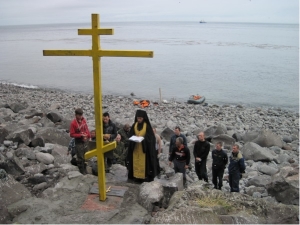 Большой трехметровый крест весом 700 килограмм установлен на Шумшу в 200 метрах от заставы на склоне берега