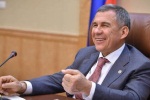 Президент Татарстана подарил многодетному отцу автомобиль