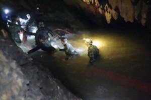Таиланд. Началась операция по эвакуации школьников из пещеры.