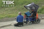 Красноярский инвалид-колясочник молотком «поправил» проезд к поликлинике