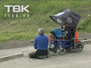 Красноярский инвалид-колясочник молотком «поправил» проезд к поликлинике