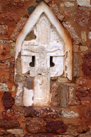 Поклонные кресты, встроенные в стену новгородской церкви