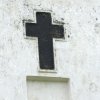Крест, встроенный в стену Никольской церкви на Труворовом городище