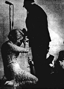 Марлен Дитрих на коленях перед Константином Паустовским